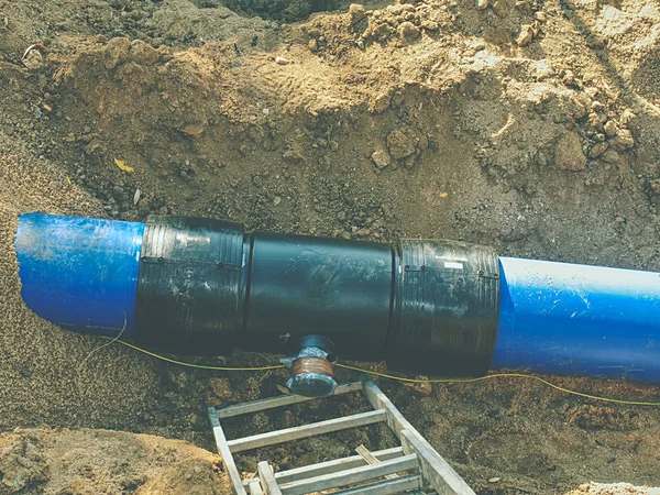 敷设供水管道的沟槽 浅沟水口饮水管的施工 — 图库照片