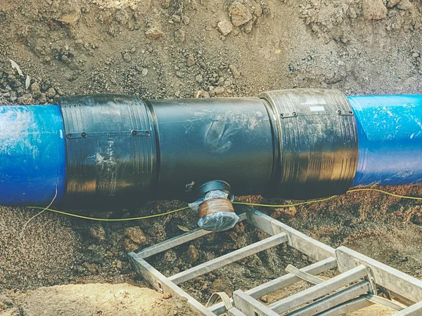 Oprava Proces Podzemní Vodovod Potrubí Modré Plastové Trubky Příkopu Svařené — Stock fotografie