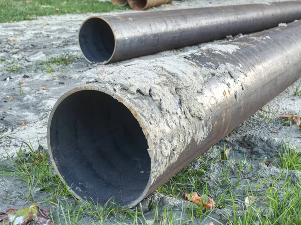 Geringe Schärfentiefe Eines Metallrohrstapels Auf Dem Boden Abgerundete Eisenrohrform Gebrauchsfertig — Stockfoto