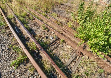 Eski paslı raylar terk edilmiş tren istasyonunda. Paslı Tren demiryolu detay, raylar Granit taş