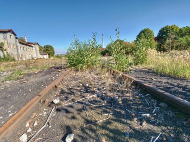 Bir eski paslı vida raylar closeup. Ayrıntı paslı vida ve fındık eski tren yolu üzerinde. Demiryolu fastener için demiryolu ile süpürgelik parça tutun