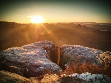 Bahar üzerinde en son kar erime kumtaşı kaya maruz. Sıcak bahar günü kayalarda.