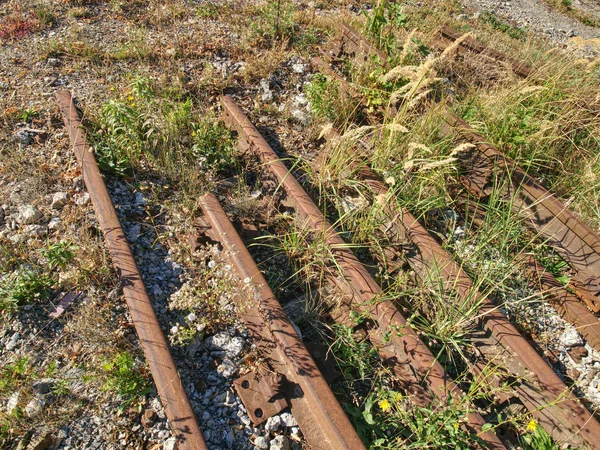 Régi Rozsdás Sínek Elhagyott Pályaudvartól Rozsdás Vonat Vasúti Részletesen Gránit — Stock Fotó