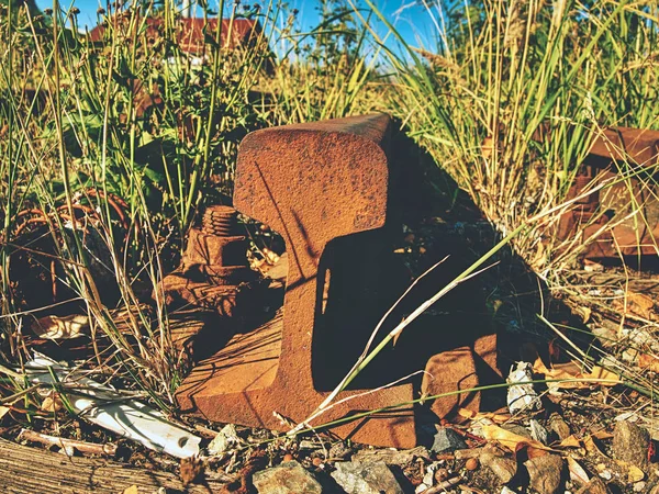 Rusty Abbandonato Rotaie Terribile Odore Vecchi Legami Legno Marcio Con — Foto Stock