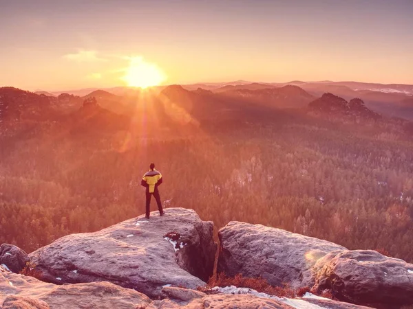 Mann Der Felsigen Rand Steht Junger Mann Der Den Sonnenaufgang — Stockfoto