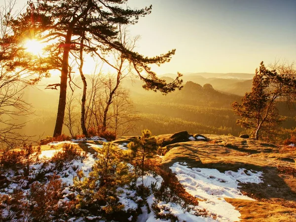 岩石山与雪盖和太阳在地平线 蓝天背景 — 图库照片