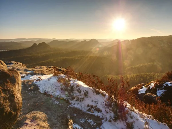 Rotsachtige Heuvel Boven Inverse Mist Koude Winterweer Bergen Kleurrijke Mist — Stockfoto