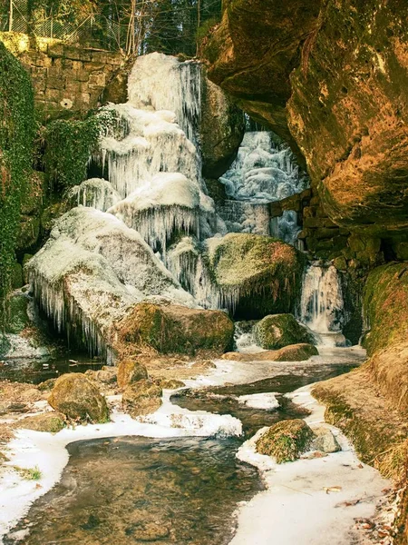 Cascata Ghiacciata Tra Rocce Caduto Ghiacciolo Soffietto Cascata Sassoso Muscoloso — Foto Stock