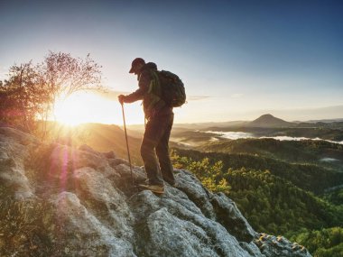 Adam kayalar. Tırmanma hiking siluet sonbahar dağlarda. İlham verici gündoğumu peyzaj dağ tepe üzerinde dağcı. 