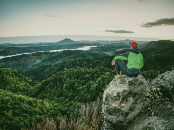 Caminhante Descansa Pico Viajante Com Jaqueta Verde Prova Vento Descansando — Fotografia de Stock