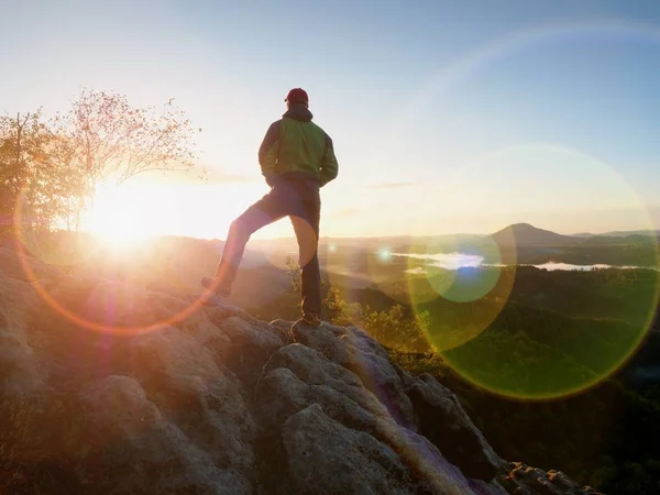 Sharp Cliff Edge Man Watching Misty Foggy Morning Valley Cold — Stock Photo, Image