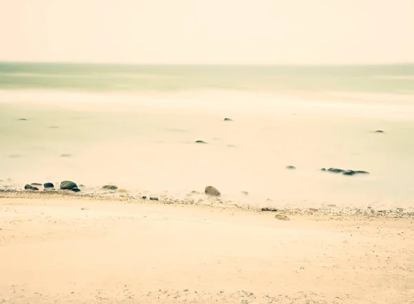 Stenen Kiezels Het Strand Tegen Schuimend Zeewater Lage Hoekmening Van — Stockfoto