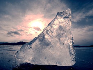 Sessiz doğa dondur. Şeffaf mavi buz tepecik Denizi üzerinde. Güneş yansımaları.