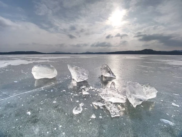 凍った海で厚い氷の部分の溶解 暑い太陽の下始まった氷河の雪解け — ストック写真