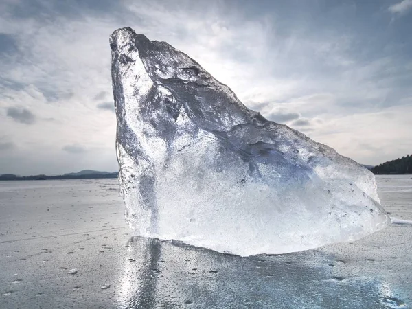 Gelo Cobriu Lago Grandes Rachaduras Camada Gelo Estanho Reflexão Dos — Fotografia de Stock
