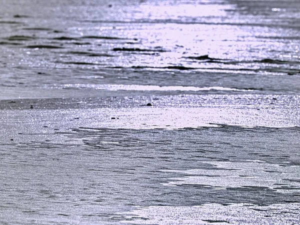 Озеро Покрыто Льдом Большие Трещины Льдине Отражение Солнечных Лучей — стоковое фото