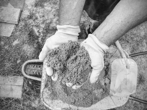 Mandlige Bygherrer Hænder Holder Vådt Gult Sand Arbejdshandsker Mand Arbejde - Stock-foto