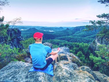 Arkadan Görünüş güzel güneş doğarken rock yoga meditasyon uygun biri. Güzel manzara orman manzara ile. Sağlıklı ve aktif yaşam tarzı.