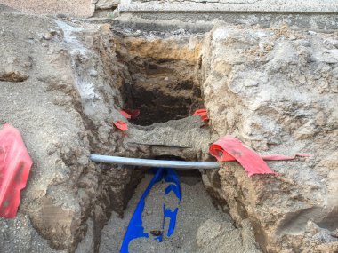 Metalik ve fiber optik kablolar iletişim ağ bağlantısının satırlık bina. Hendek gaz su elektrik kanalizasyon ve telefon hizmetleri için kanalların taşır