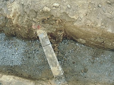 Boru ve boru hatları döşeme yol geçiş siperin içinde kablolar. Metalik ve fiber optik kablolar inşaat iletişim ağ bağlantısının satırlık bina. 