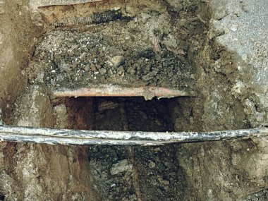 Bina crossection su boru hattı ve elektrik hatları veya telekomünikasyon kabloları inşaat optik ağ bağlantısının. Kazı ve bakım.