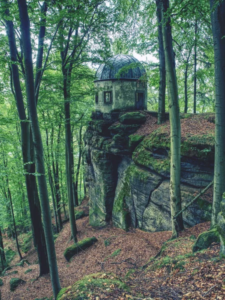 Kleiner Winterberg Gazebo Una Collina Rocciosa Nascosta Nella Faggeta Coperta — Foto Stock