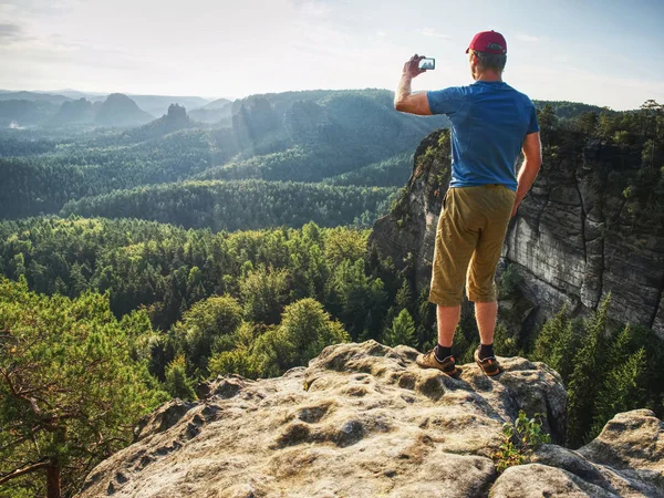 Slimme Telefoon Mobiele Fotografie Van Voorjaar Heuvellandschap Richten Tot Man — Stockfoto