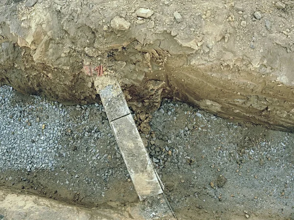 Boru Boru Hatları Döşeme Yol Geçiş Siperin Içinde Kablolar Metalik — Stok fotoğraf