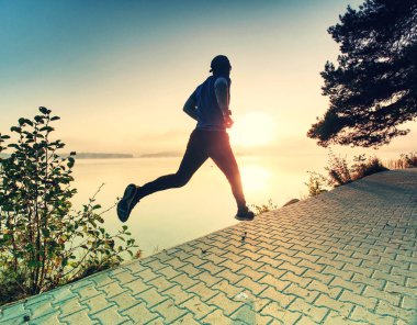 Adam göl Bay kaldırım üzerinde çalışır. Fiziksel durumu için düzenli sabah eğitim.