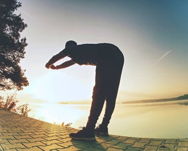 Kısa bir duraklama. Dayanıklılık eğitim dağ Gölü yaz doğada erkek uzun mesafe koşucusu. 