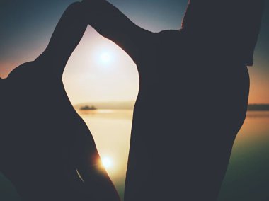 Güneş gölge karşı çerçevesinin şeklini el deniz arka plan üzerinde oynayın. Yaz tatil Romantik