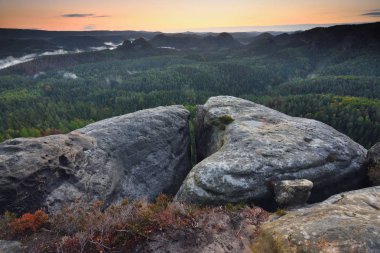 Tembel puslu sabah dağlar. Yuvarlak maruz hill. Kalın sis. Mavi sessiz manzara.