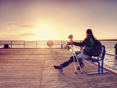 Yaralı yolcu feribot için bekliyor. Boş uyandığımız Limanı İskele, Güneş ufuk yukarıda