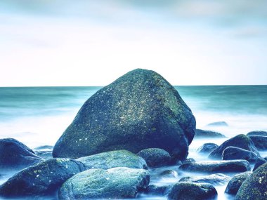 kayalık sahil hattı beach, derin mavi okyanus güzel berrak gökyüzü ile romantik peyzaj,