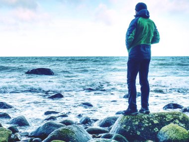 Akşamları harika deniz manzarası üzerinde seyir turistik takım elbise ile genç adam 