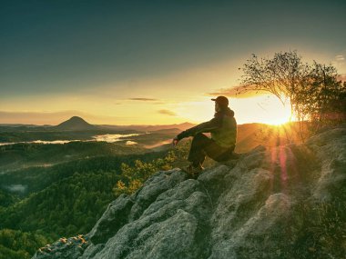Deli adam kenarında. Korkusuz hiker cliff derin delik yukarıda üzerinde. Sabah veya akşam güneşi ufuk yakın. Saf doğa manzara