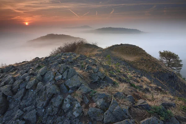 Romantisch Uitzicht Mooie Herfst Ochtend Met Dikke Mist Tussen Heuvels — Stockfoto