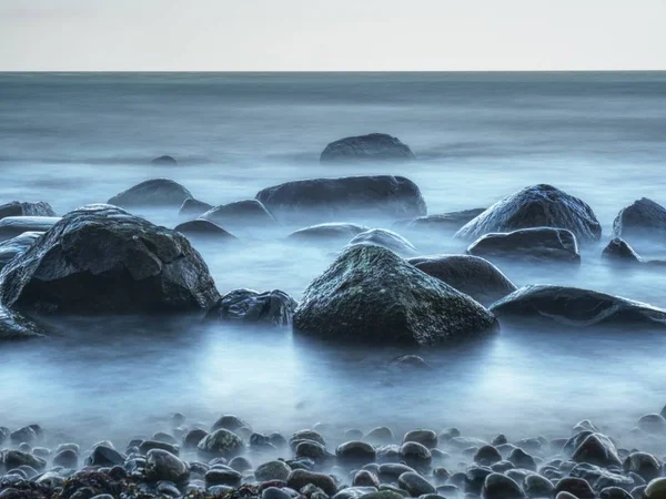 美しい海は水平線とノルウェーの石の海岸線 長時間露光の影響 — ストック写真