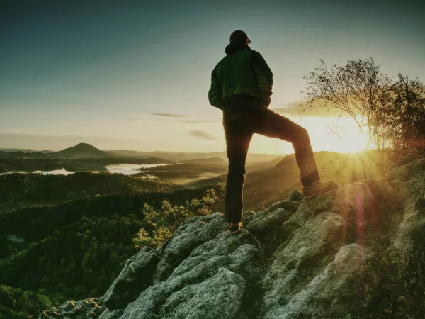 Ember Sziklák Hegymászás Túrázás Silhouette Hegységben Ősszel Mászó Inspiráló Sunrise — Stock Fotó