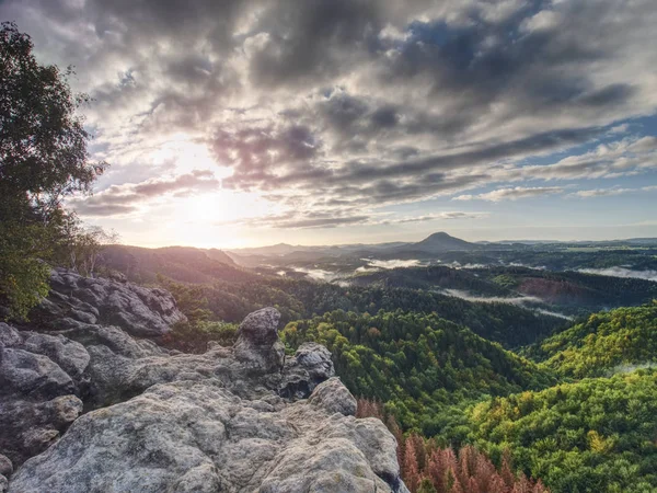 Pico Pedra Arenito Com Vista Para Névoa Colorida Vale Manhã — Fotografia de Stock