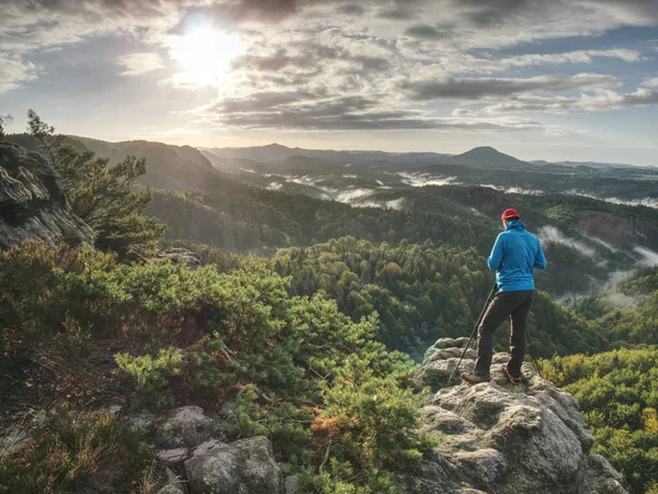 Fotógrafo Camisola Azul Trabalhando Com Câmera Espelho Tripé Pico Rocha — Fotografia de Stock