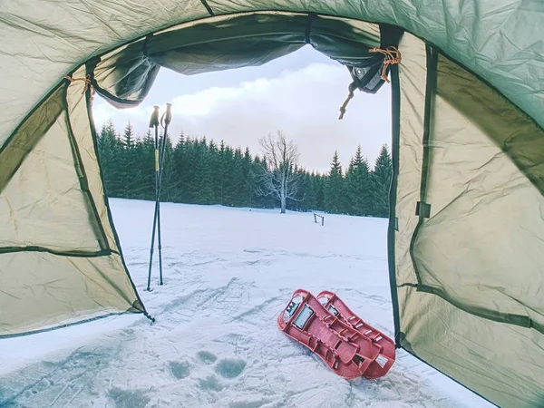 Paisaje Con Tienda Trekking Bajo Nieve Tienda Verde Superficie Del — Foto de Stock