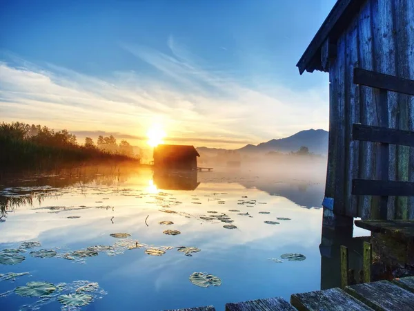 Beautiful Mmorning Lake Traditional Wooden Boat House Shore Famous Mountain — Stock Photo, Image