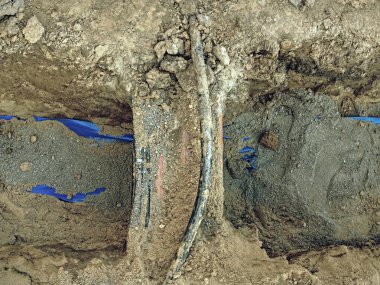 Metalik ve fiber optik kablo bağlantısı satırlık bina. El veya mekanize ekskavatör ve yükleme hendek Kazısı.