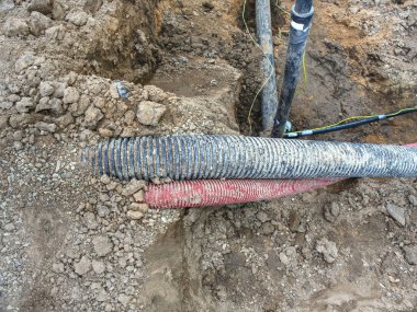 Elektrik, optik, Tüp gaz ve su araçları boru hattı. Hendek için şehirde bina yarar. 
