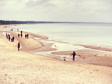 27 Ocak 2018, Binz, Almanya. Aileler ve arkadaşlar gün birlikte sahilde sonbahar gün boyunca harcama.
