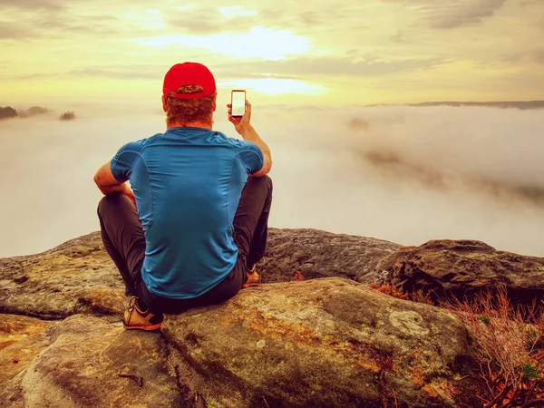 Turysta Zdjęcie Selfie Upadek Natura Przygoda Człowiek Siedzieć Kamieniu Horyzoncie — Zdjęcie stockowe