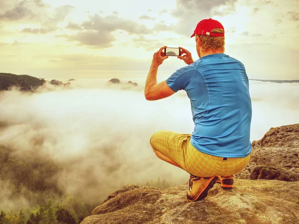 Wysoki Mężczyzna Jesień Natura Turystycznych Górach Robienia Zdjęć Smartphone Ekran — Zdjęcie stockowe