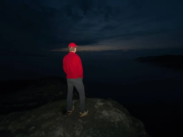 Naturnebel Show Mann Der Oben Auf Dem Berg Steht Eine — Stockfoto