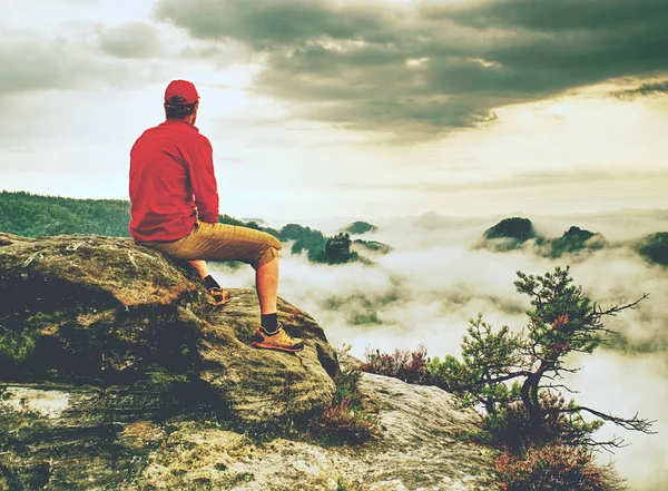 Man Observe Fall Daybreak Peak Rock Empire Dreamy Foggy Landscape — Stock Photo, Image